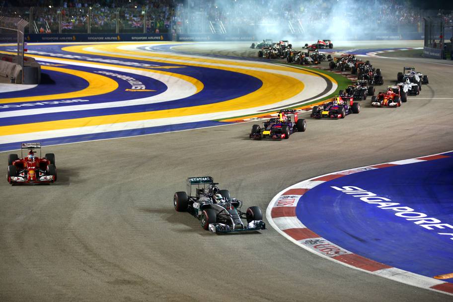 Alonso ceder la posizione a Vettel per il superamento del limite della pista. Afp